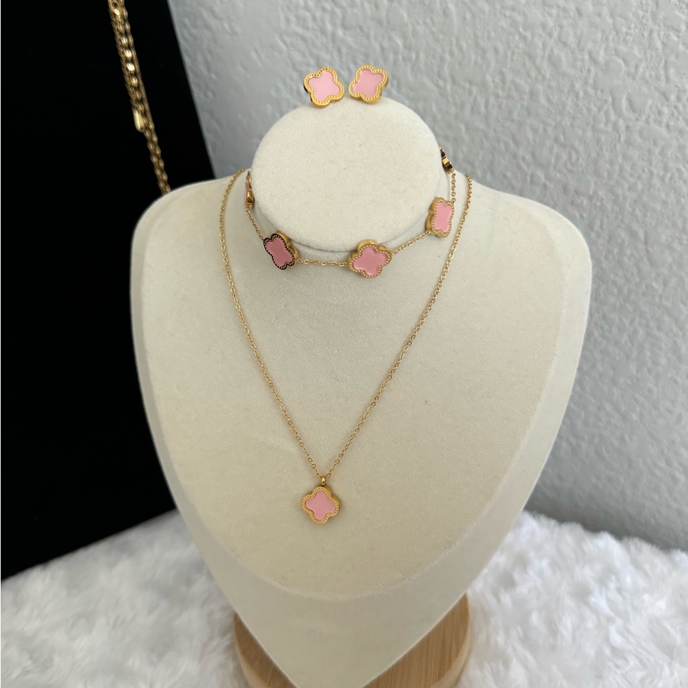 Pink clover set - Picture 3 of 5